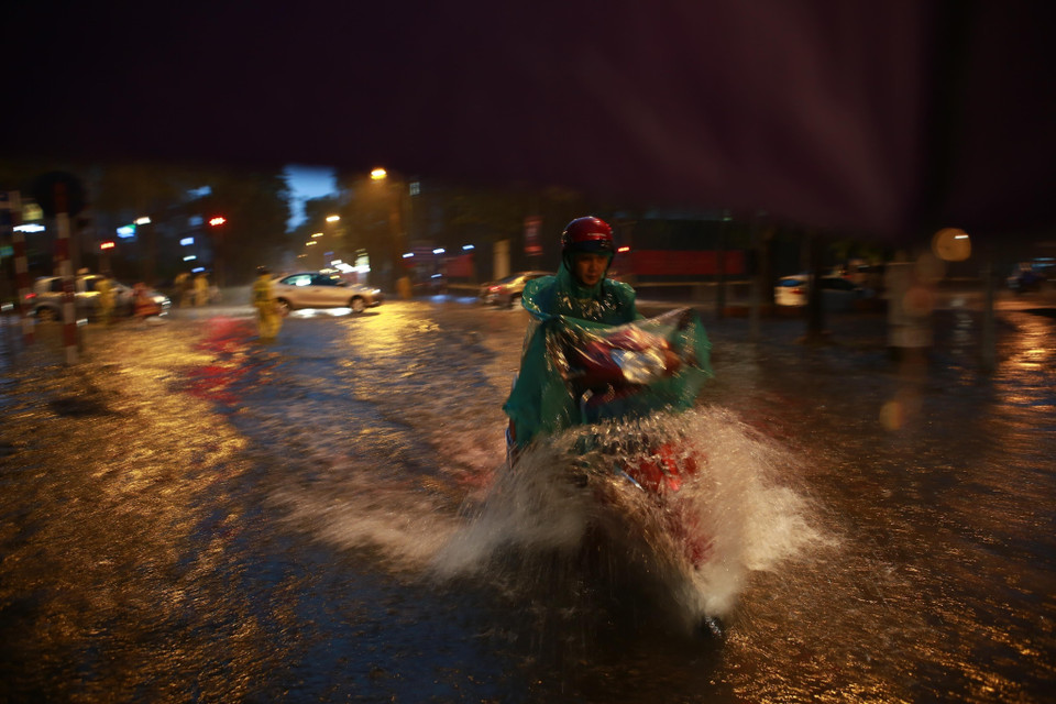 Mưa to khiến nhiều tuyến phố bị ngập úng. (Ảnh: Trọng Đạt/TTXVN)