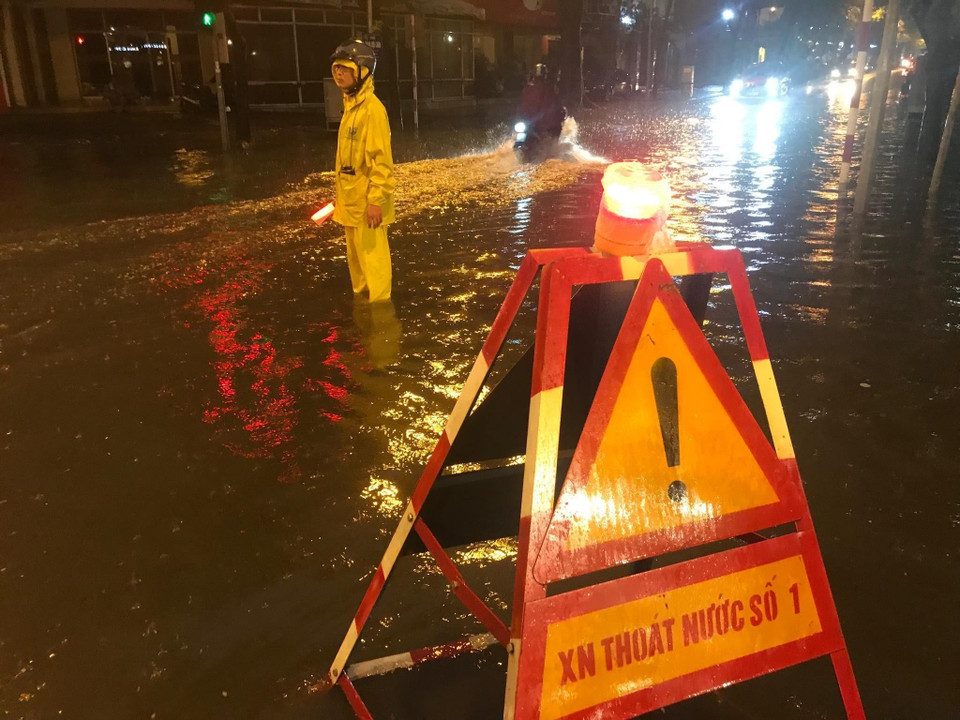 Công nhân của Công ty Cấp thoát nước Hà Nội kịp thời có mặt để xử lý các điểm ngập úng. (Ảnh: Trọng Đạt/TTXVN)