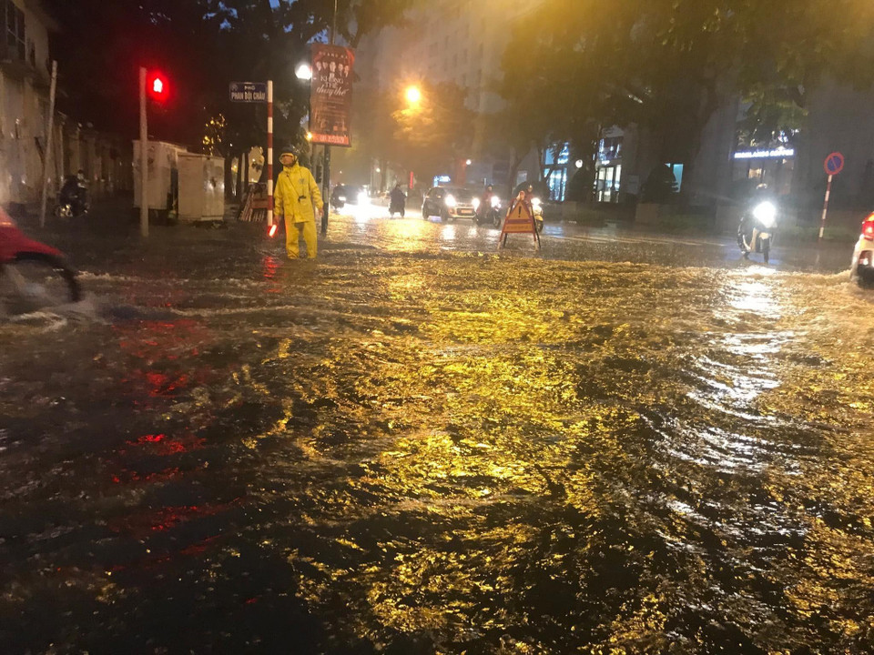 Tuyến phố Phan Bội Châu lại biến thành 'con sông' sau cơn mưa. (Ảnh: Trọng Đạt/TTXVN)