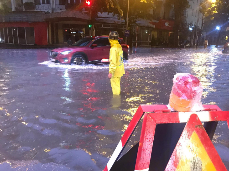 Công nhân Công ty Cấp thoát nước Hà Nội kịp thời có mặt để xử lý những điểm ngập úng. (Ảnh: Trọng Đạt/TTXVN)