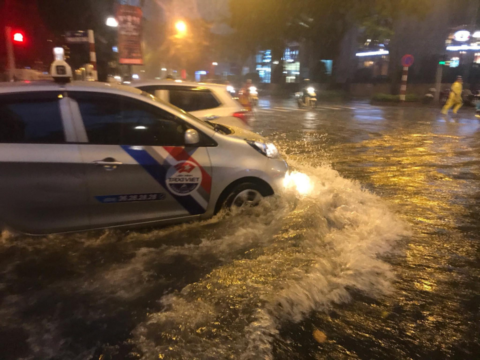 Ngập úng trên một số tuyến phố của quận Hoàn Kiếm. (Ảnh: Trọng Đạt/TTXVN)