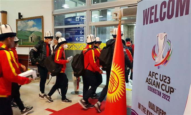 Sau hơn 3 giờ bay, thầy trò huấn luyện viên Park Hang-seo đã đặt chân tới Bishkek và được ban tổ chức nước chủ nhà đón tiếp chu đáo. (Ảnh: TTXVN)