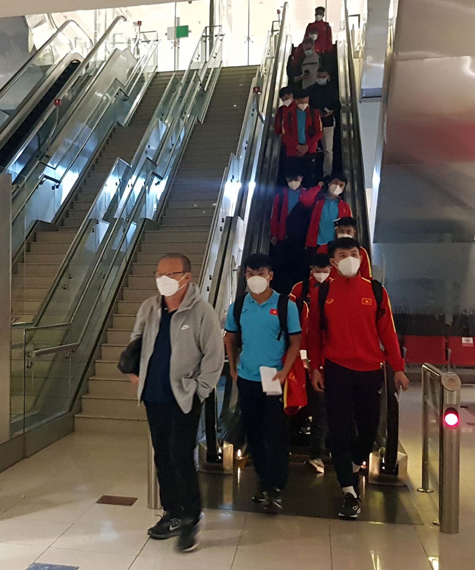 Thầy trò huấn luyện viên Park Hang-seo đặt chân tới thủ đô Bishkek của Kyrgyzstan. (Ảnh: TTXVN)