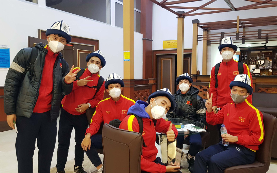 Các cầu thủ U23 Việt Nam thích thú với chiếc mũ kalpak truyền thống của Kyrgyzstan. (Ảnh: TTXVN)