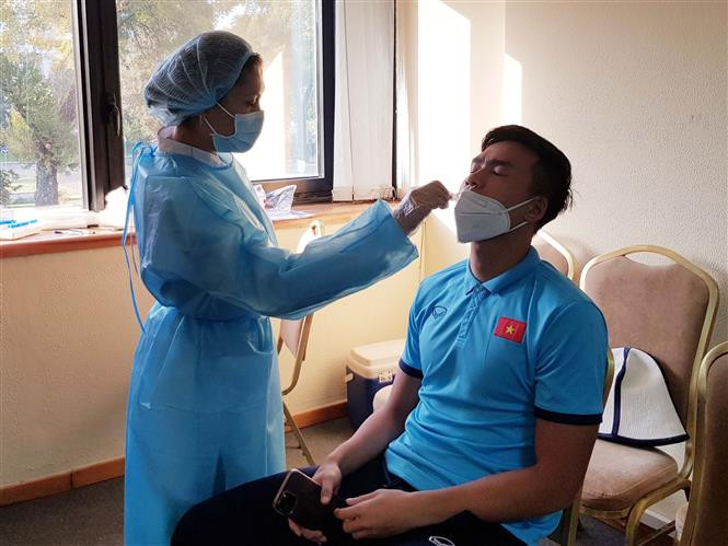 Các thành viên U23 Việt Nam được lấy mẫu xét nghiệm COVID-19 tại khách sạn. (Ảnh: TTXVN)