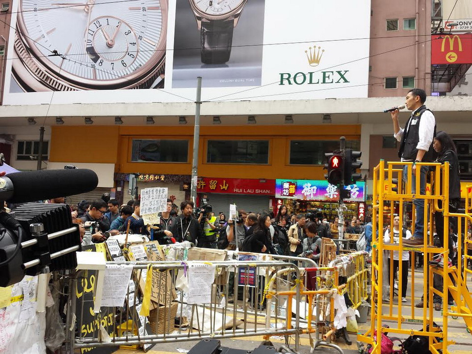 Đại diện cảnh sát Hong Kong (Trung Quốc) tuyên bố sẽ tiến hành giải tỏa đường Yee Wo ở Causeway Bay. (Ảnh: Hà Ngọc/TTXVN)