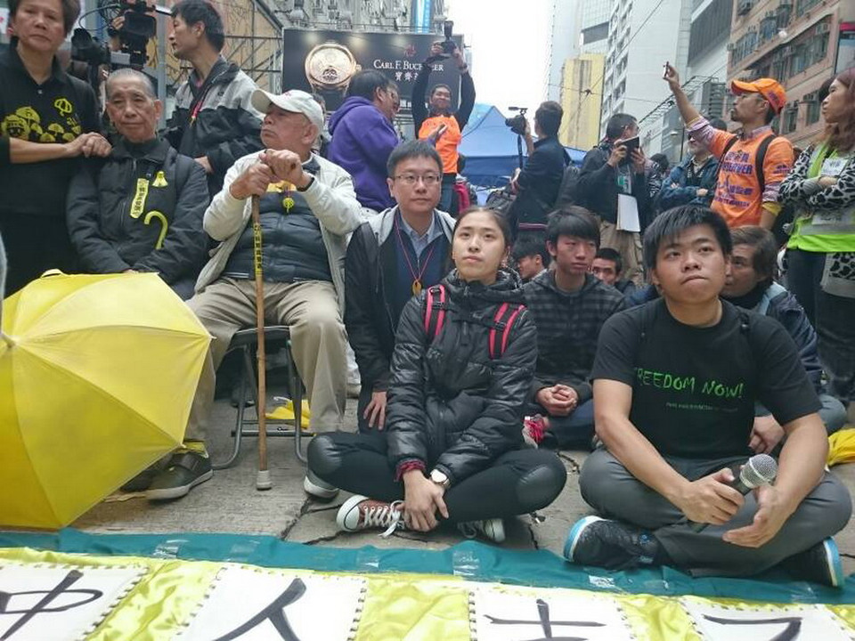 Những người biểu tình cuối cùng kiên trì ngồi trên đường Yee Wo ở Causeway Bay. (Ảnh : Hà Ngọc/TTXVN)