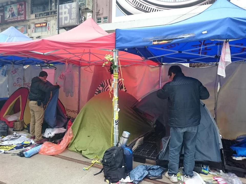 Người biểu tình thu dọn đồ dùng cá nhân. (Ảnh: Hà Ngọc/TTXVN)