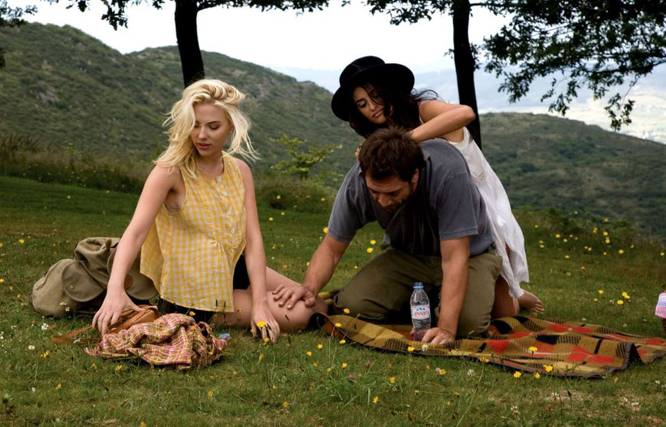 Phim 'Barcelona' theo chân đôi bạn thân người Mỹ- Vicky (Rebecca Hall) và Cristina (Scarlett Johansson)- trong kỳ nghỉ hè tại Barcelona, thủ phủ xứ Calatang. Vicky chuẩn bị kết hôn và đang làm đề tài nghiên cứu văn hóa Tây Ban Nha. Cô sống nguyên tắc và thích lập kế hoạch cho tương lai. Cristina, ngược lại, lãng mạn, liều lĩnh, luôn mơ về những cuộc phiêu lưu tình ái.(Nguồn: Rex)