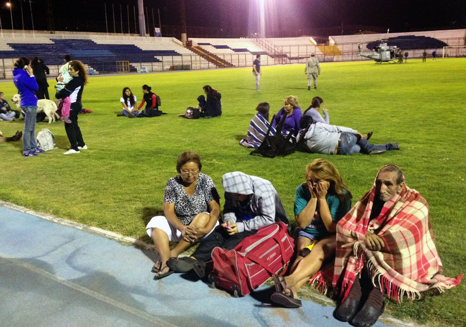 Người dân trú tạm tại sân vận động ở Iquique sau khi cảnh báo sóng thần được ban bố do động đất. (Nguồn: AFP/TTXVN)