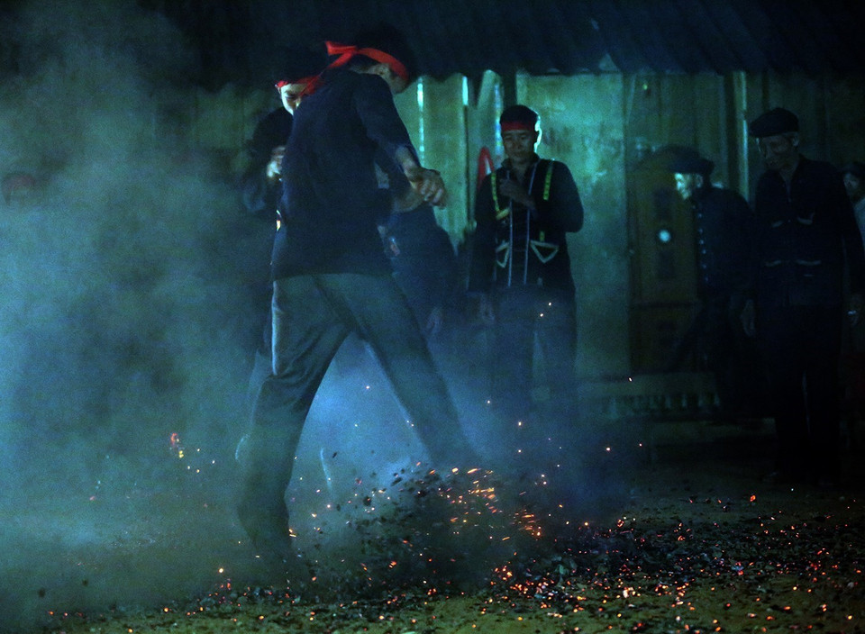 Nghi thức nhảy lửa của người Dao. (Nguồn: TTXVN)