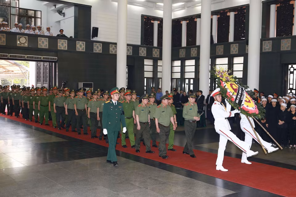 Đoàn đại biểu Đảng ủy Công an Trung ương và Bộ Công an do Đại tướng Tô Lâm, Ủy viên Bộ Chính trị, Bí thư Đảng ủy Công an Trung ương, Bộ trưởng Bộ Công an dẫn đầu viếng Trung tướng Đồng Sỹ Nguyên. (Ảnh: Doãn Tấn/TTXVN)