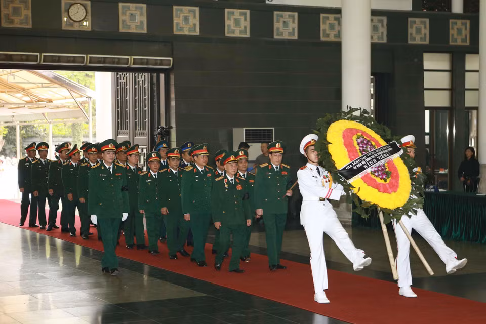 Đoàn đại biểu Quân Ủy Trung ương và Bộ Quốc phòng do Đại tướng Lương Cường, Bí thư Trung ương Đảng, Chủ nhiệm Tổng cục Chính trị Quân đội nhân dân Việt Nam dẫn đầu viếng Trung tướng Đồng Sỹ Nguyên. (Ảnh: Doãn Tấn/TTXVN)