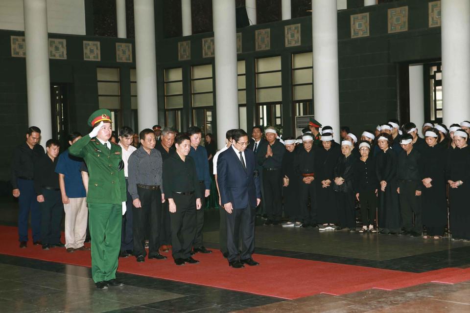 Đoàn đại biểu Ban Tổ chức Trung ương do ông Phạm Minh Chính, Ủy viên Bộ Chính trị, Trưởng Ban Tổ chức Trung ương dẫn đầu viếng đồng chí Trung tướng Đồng Sỹ Nguyên. (Ảnh: Doãn Tấn/TTXVN)