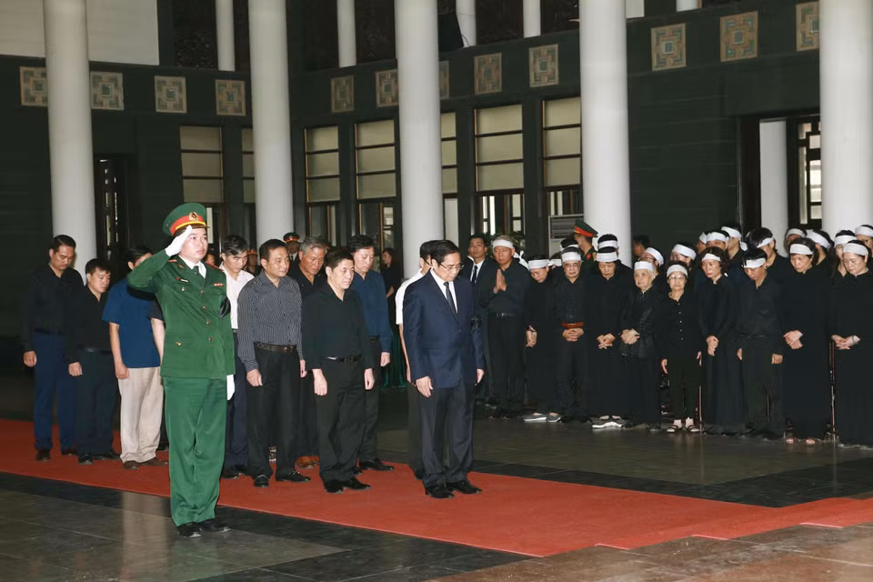 Đoàn đại biểu Ban Tổ chức Trung ương do ông Phạm Minh Chính, Ủy viên Bộ Chính trị, Trưởng Ban Tổ chức Trung ương dẫn đầu viếng đồng chí Trung tướng Đồng Sỹ Nguyên. (Ảnh: Doãn Tấn/TTXVN)