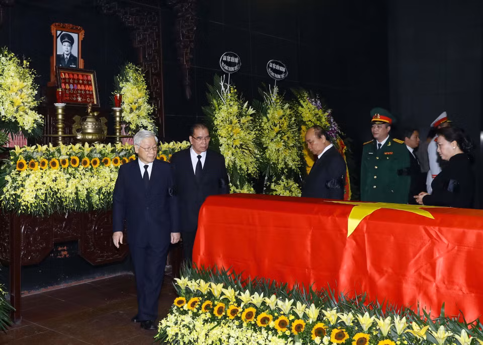 Tổng Bí thư, Chủ tịch nước Nguyễn Phú Trọng dẫn đầu Đoàn đại biểu Ban Chấp hành Trung ương Đảng viếng đồng chí Đồng Sỹ Nguyên. (Ảnh: Thống Nhất/TTXVN)