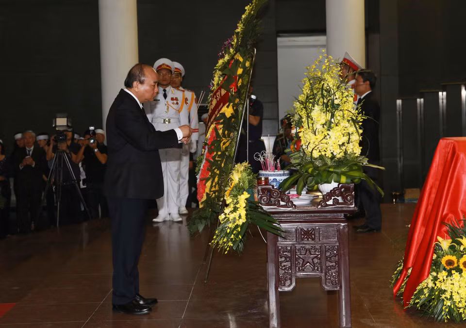 Đoàn đại biểu Chính phủ do Thủ tướng Nguyễn Xuân Phúc dẫn đầu viếng Trung tướng Đồng Sỹ Nguyên. (Ảnh: Doãn Tấn/TTXVN)