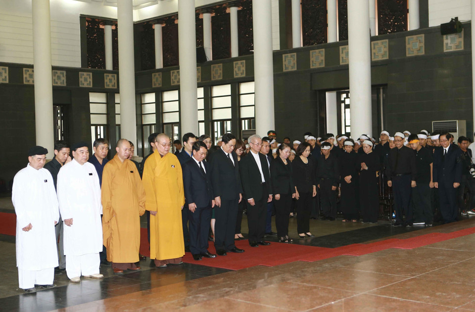 Đoàn đại biểu Ủy ban Trung ương Mặt trận Tổ quốc Việt Nam do Chủ tịch Ủy ban Trung ương Mặt trận Tổ quốc Việt Nam Trần Thanh Mẫn dẫn đầu viếng Trung tướng Đồng Sỹ Nguyên. (Ảnh: Doãn Tấn/TTXVN)