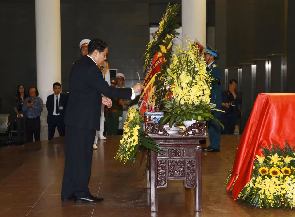 Đoàn đại biểu Ủy ban Trung ương Mặt trận Tổ quốc Việt Nam do Chủ tịch Ủy ban Trung ương Mặt trận Tổ quốc Việt Nam Trần Thanh Mẫn dẫn đầu viếng Trung tướng Đồng Sỹ Nguyên. (Ảnh: Doãn Tấn/TTXVN)