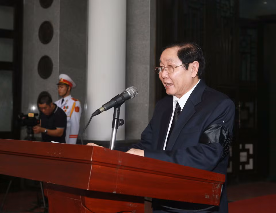 Ông Lê Vĩnh Tân, Ủy viên Trung ương Đảng, Bộ trưởng Bộ Nội vụ đọc lời giới thiệu các đoàn vào viếng Trung tướng Đồng Sỹ Nguyên. (Ảnh: Doãn Tấn/TTXVN)