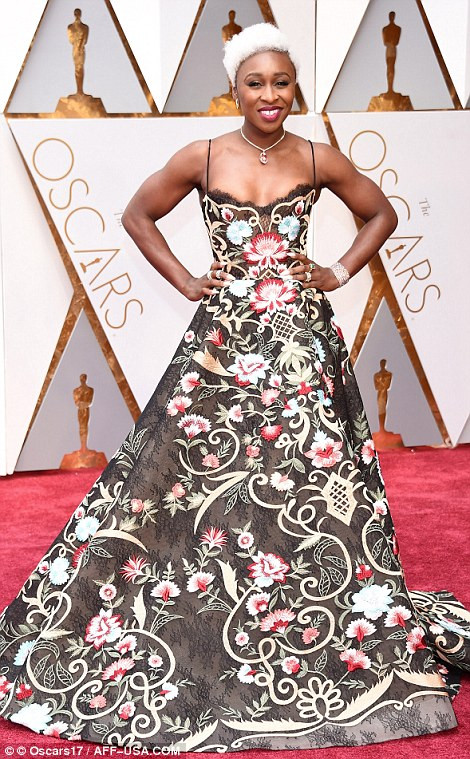 Nữ diễn viên Cynthia Erivo lạm dụng hiệu ứng váy hoa floral khiến người hâm mộ rối mắt. (Nguồn: Dailymail)