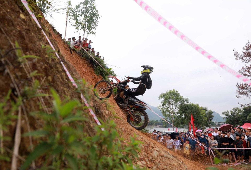 Cuộc đua thu hút đông đảo người dân tham gia thưởng thức với những màn biểu diễn đầy mạo hiểm nhưng hấp dẫn. (Ảnh: Quý Trung/TTXVN)