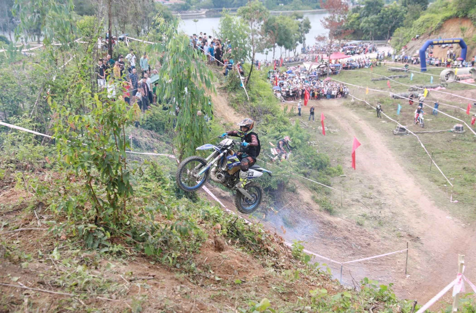 Cuộc đua với nhiều chướng ngại vật đầy thử thách với những con dốc gần như thẳng đứng. (Ảnh: Quý Trung/TTXVN)