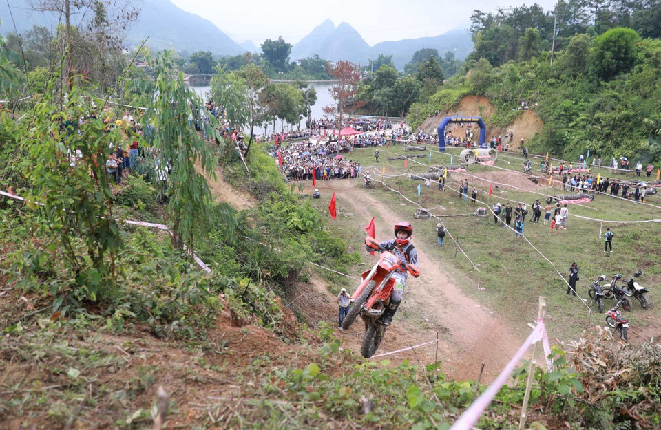 Thử sức với con dốc gần như thẳng đứng. (Ảnh: Quý Trung/TTXVN)