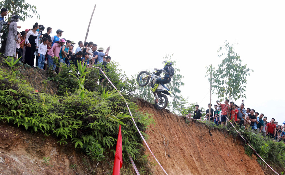 Cuộc đua thu hút đông đảo người dân đến xem với những màn biểu diễn đầy mạo hiểm và hấp dẫn. (Ảnh: Quý Trung/TTXVN)