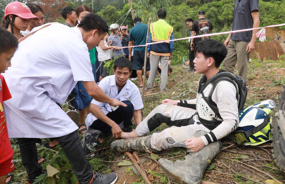 Có những vận động viên không tránh khỏi chấn thương phải dừng cuộc chơi giữa chừng. (Ảnh: Quý Trung/TTXVN)