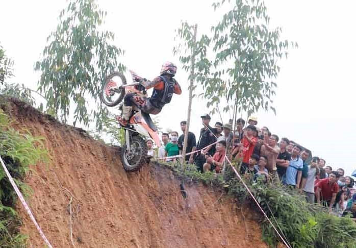 Vượt lên đỉnh dốc. (Ảnh: Quý Trung/TTXVN)