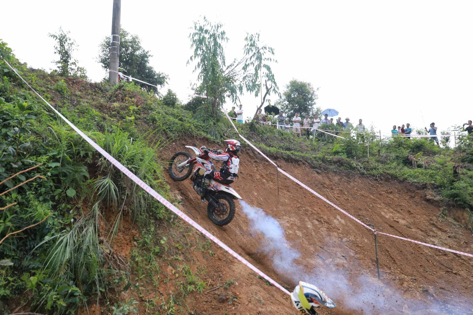 Cuộc đua môtô địa hình diễn ra sáng 1/9 tại huyện Than Uyên (Lai Châu). (Ảnh: Quý Trung/TTXVN)