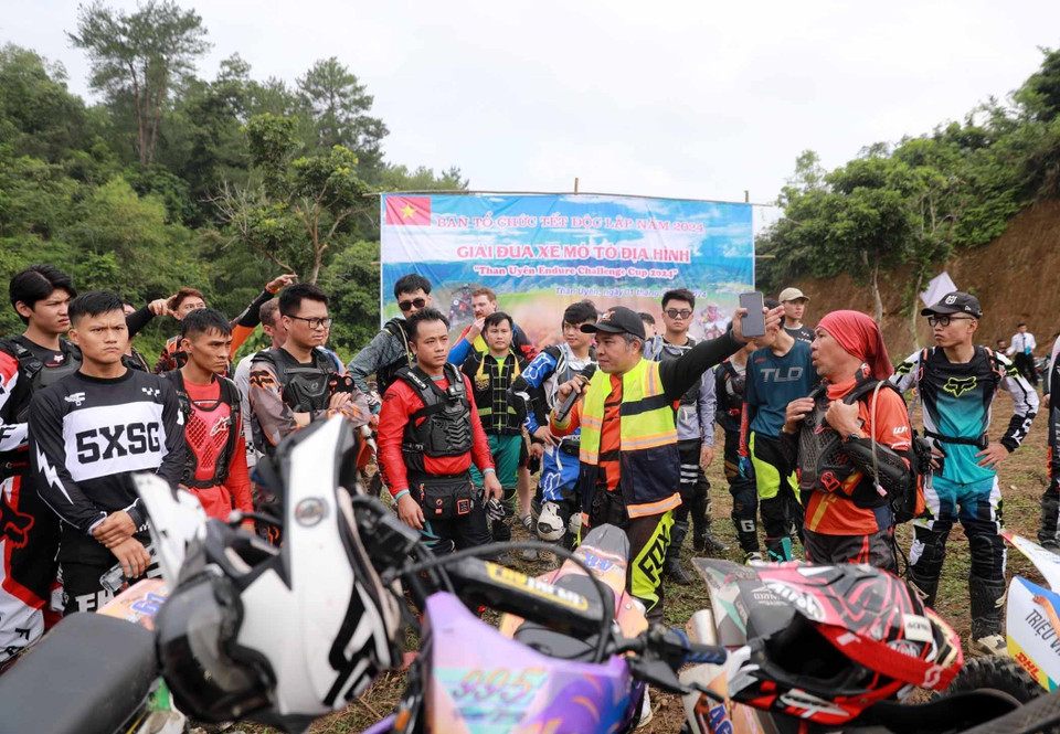 Giải đua gồm hai nội dung thi đấu dành cho các vận động viên chuyên nghiệp, bán chuyên và mở rộng với sự tham gia của hơn 60 vận động viên đến từ các câu lạc bộ môtô địa hình trên cả nước, các vận động viên nước ngoài yêu thích môn môtô-xe máy địa hình. (Ảnh: Quý Trung/TTXVN)