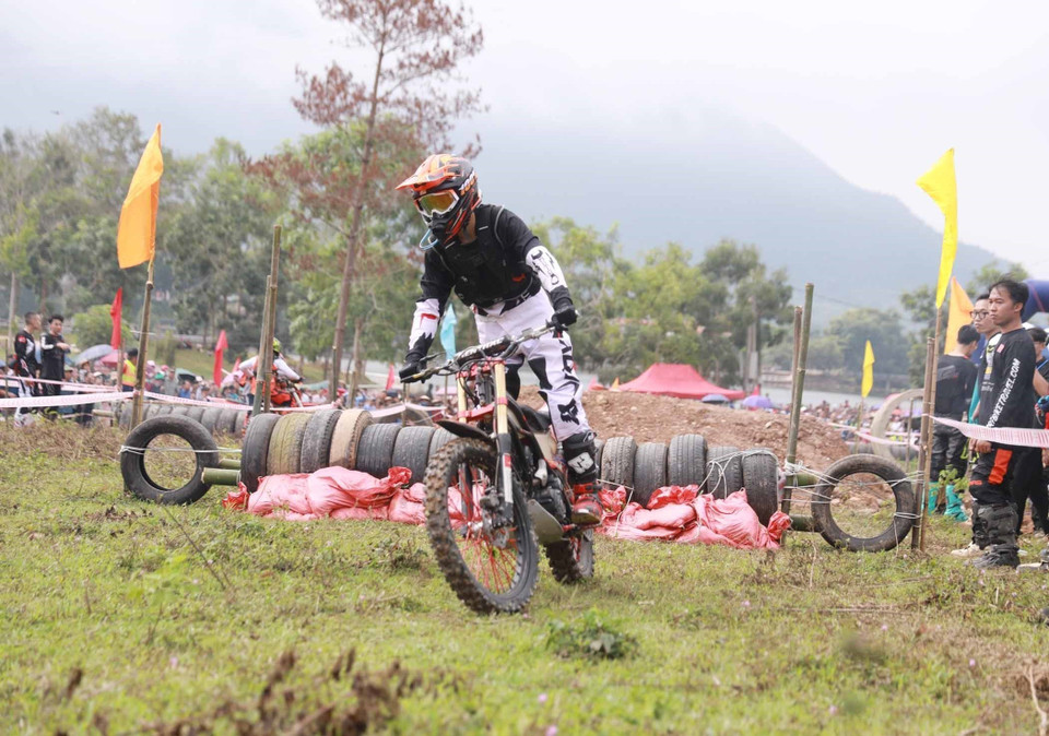 Các vận động viên vượt qua chướng ngại vật nhân tạo. (Ảnh: Quý Trung/TTXVN)