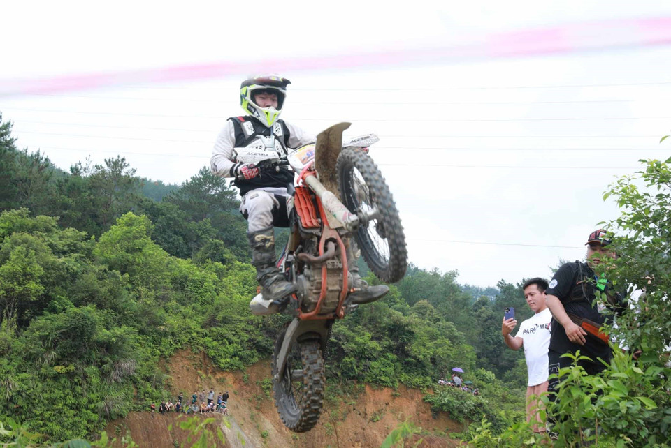 Những màn biểu diễn mãn nhãn khiến người dân thích thú tại chặng đường đua. (Ảnh: Quý Trung/TTXVN)