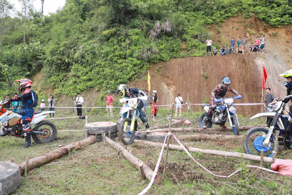 Cuộc đua vượt chướng ngại vật. (Ảnh: Quý Trung/TTXVN)