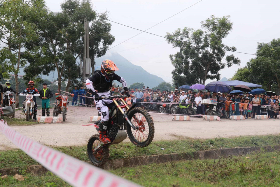 Vận động viên vượt chướng ngại vật. (Ảnh: Quý Trung/TTXVN)