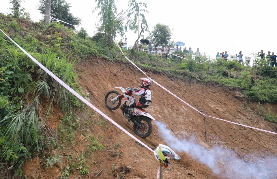 Cuộc đua với nhiều chướng ngại vật đầy thử thách với những con dốc gần như thẳng đứng. (Ảnh: Quý Trung/TTXVN)