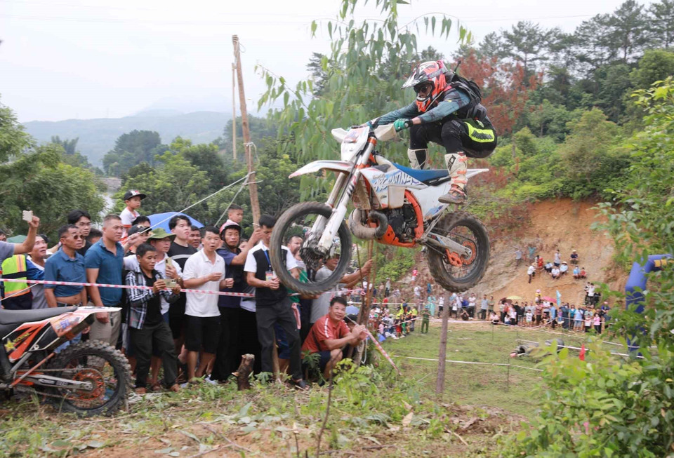 Tại cuộc đua có những màn biểu diễn mãn nhãn khiến người dân thích thú tại chặng đường đua. (Ảnh: Quý Trung/TTXVN)