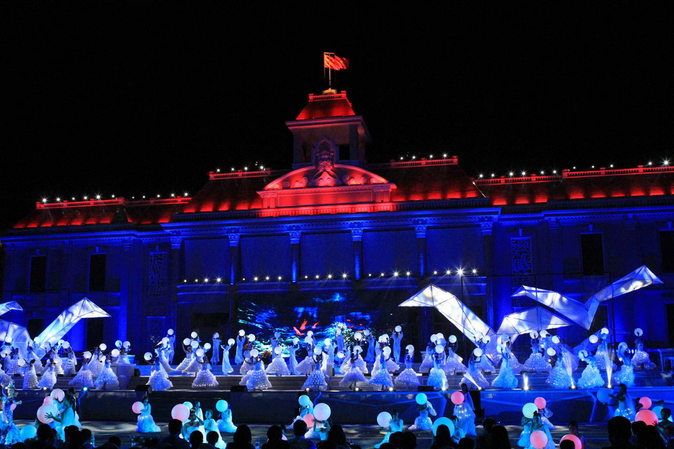 Lễ hội đường phố đa sắc màu tại Festival Biển 2015. (Ảnh: Nhật Anh/TTXVN)