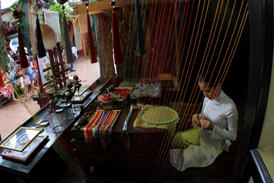 Thêu tranh cũng giống như thể hiện cả cuộc sống, nỗi niềm của mỗi nghệ nhân với tác phẩm. (Ảnh: Nhật Anh/TTXVN)