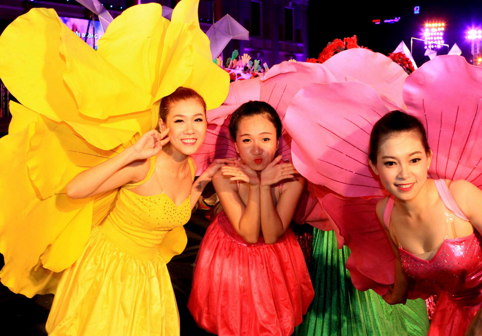 Lễ hội đường phố đa sắc màu tại Festival Biển 2015. (Ảnh: Nhật Anh/TTXVN)