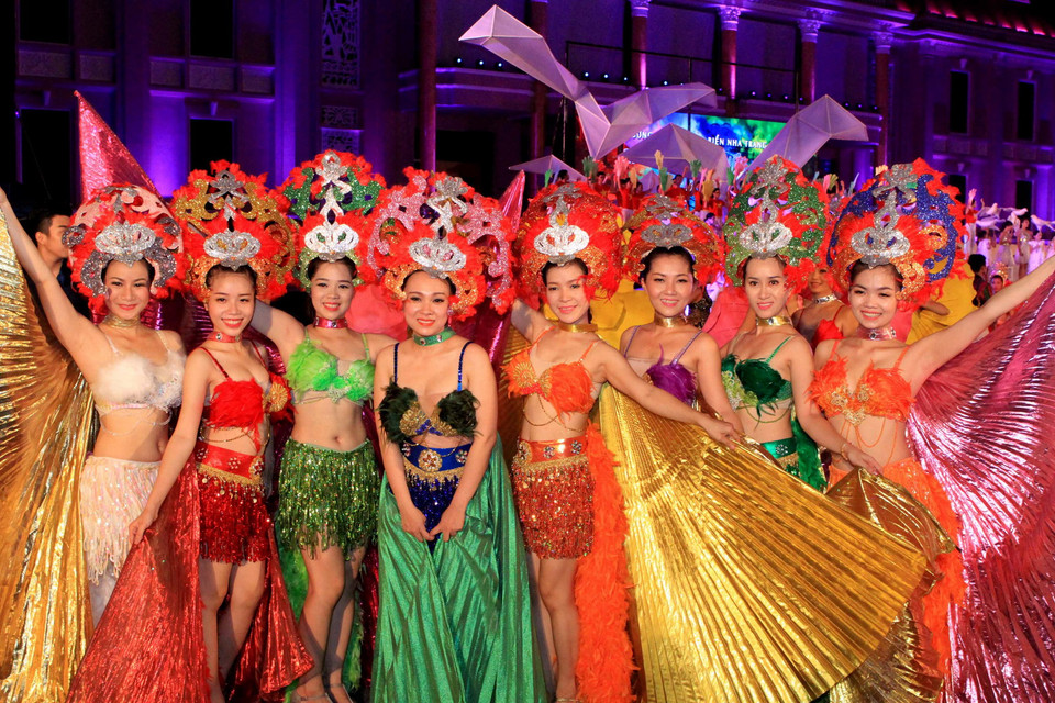 Lễ hội đường phố đa sắc màu tại Festival Biển 2015. (Ảnh: Nhật Anh/TTXVN)