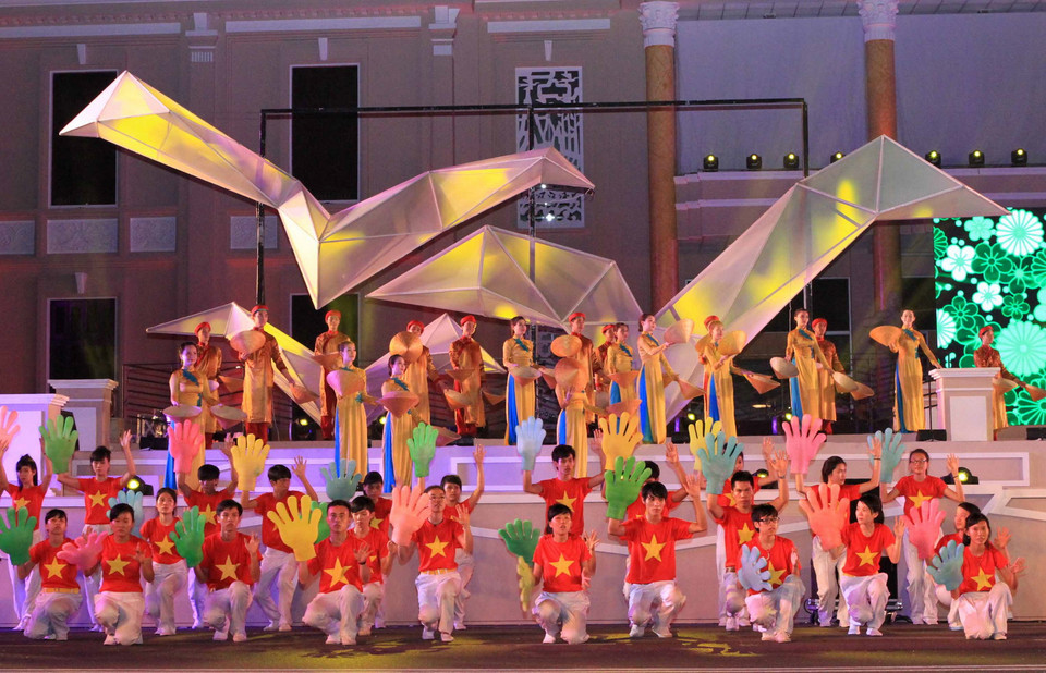 Lễ hội đường phố đa sắc màu tại Festival Biển 2015. (Ảnh: Nhật Anh/TTXVN)