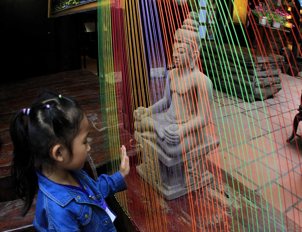 Ranh giới giữa đạo của nghệ nhân tranh thêu với cuộc đời thực chỉ là sợi chỉ mong manh. (Ảnh: Nhật Anh/TTXVN)