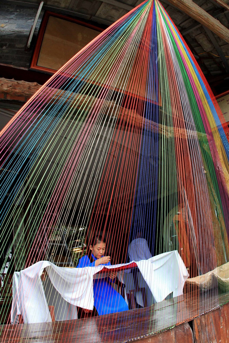 Những sợi chỉ xuyên suốt cuộc đời thợ tranh thêu. (Ảnh: Nhật Anh/TTXVN)