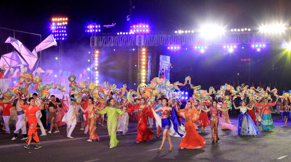 Lễ hội đường phố đa sắc màu tại Festival Biển 2015. (Ảnh: Nhật Anh/TTXVN)