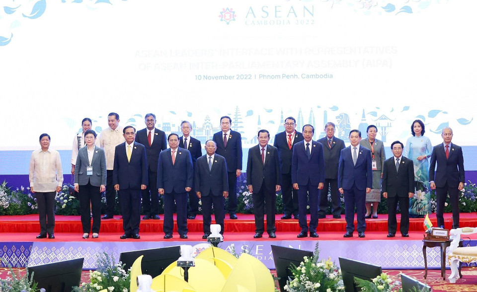 Thủ tướng Phạm Minh Chính và các nguyên thủ, người đứng đầu Chính phủ các nước ASEAN với đại diện Đại hội đồng Liên nghị viện ASEAN chụp ảnh chung. (Ảnh: Dương Giang/TTXVN)