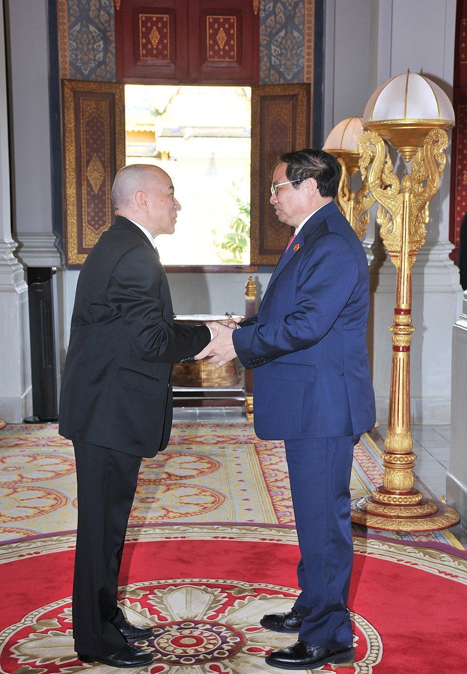 Thủ tướng Phạm Minh Chính chào Quốc vương Campuchia Norodom Sihamoni. (Ảnh: Dương Giang/TTXVN)