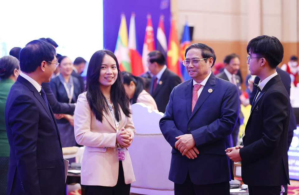 Thủ tướng Phạm Minh Chính với đại diện thanh niên Việt Nam tham gia đối thoại Thanh niên ASEAN. (Ảnh: Dương Giang/TTXVN)